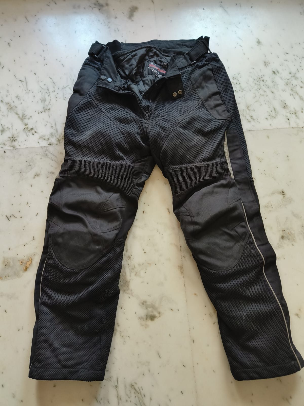 1 Waterproof jacket XL 3M / 1 Riding jacket XL / 1 Riding pants Venture 2